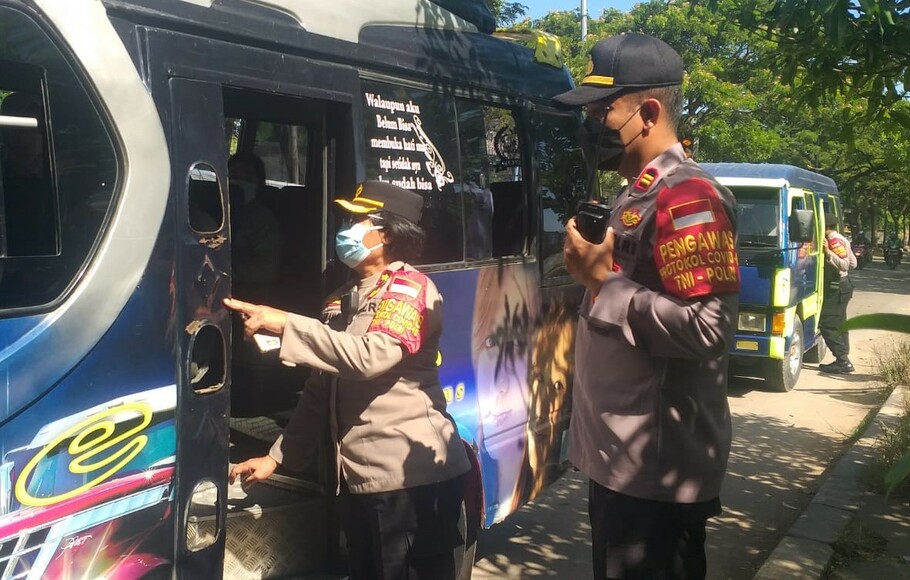 Polisi memeriksa kendaraan di Ciputat Timur, Tangerang Selatan (Tangsel), Kamis 2 Desember 2021. 