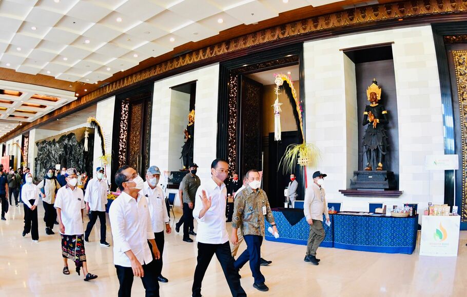 Presiden Joko Widodo dan Ibu Negara Iriana Joko Widodo meninjau sejumlah infrastruktur pendukung untuk Konferensi Tingkat Tinggi (KTT) G-20 di Bali, Kamis, 2 Desember 2021.