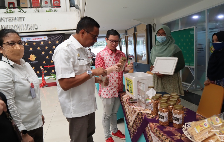 Wakil Rektor Bidang Umum dan Keuangan UPNVJ, Prasetyo Hadi (tengah) meninjau produk UMKM mahasiswa.