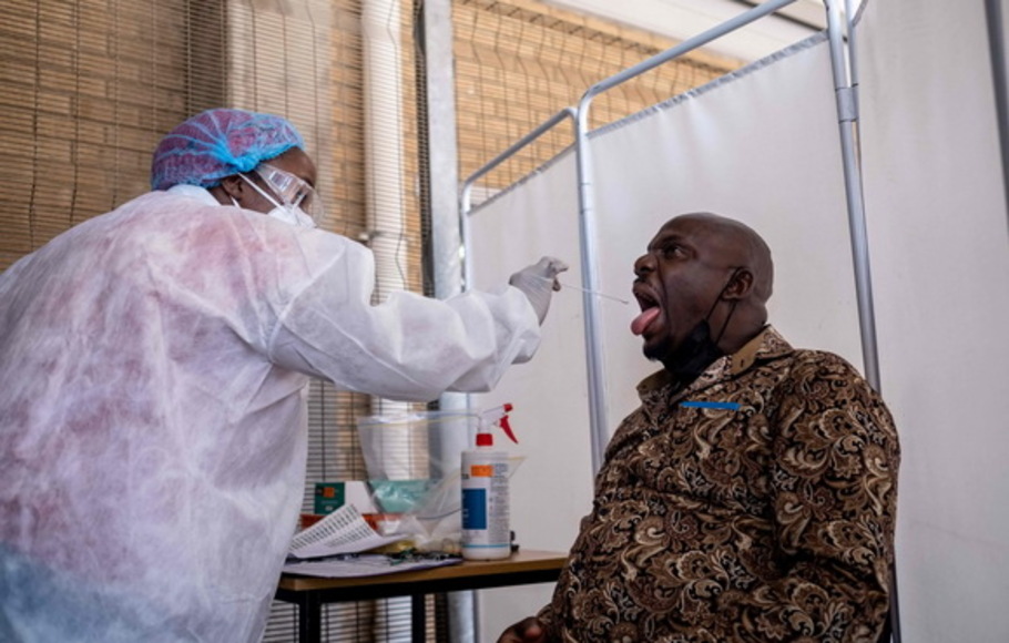 Seorang petugas kesehatan melakukan tes PCR Covid-19 di laboratorium Lancet di Johannesburg, Afrika Serlatan pada selasa 30 November 2021. 