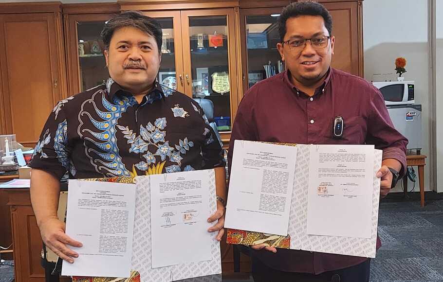 Managing Director PT Simar Pangan Borneo Wahyu Taqwa Dhie dan Dirut PD Dharma Jaya Raditya Endra Budiman usai penandatanganan MoU untuk penyediaan pangan hewani di  Jakarta, pada Rabu, 1 Desember 2021.
