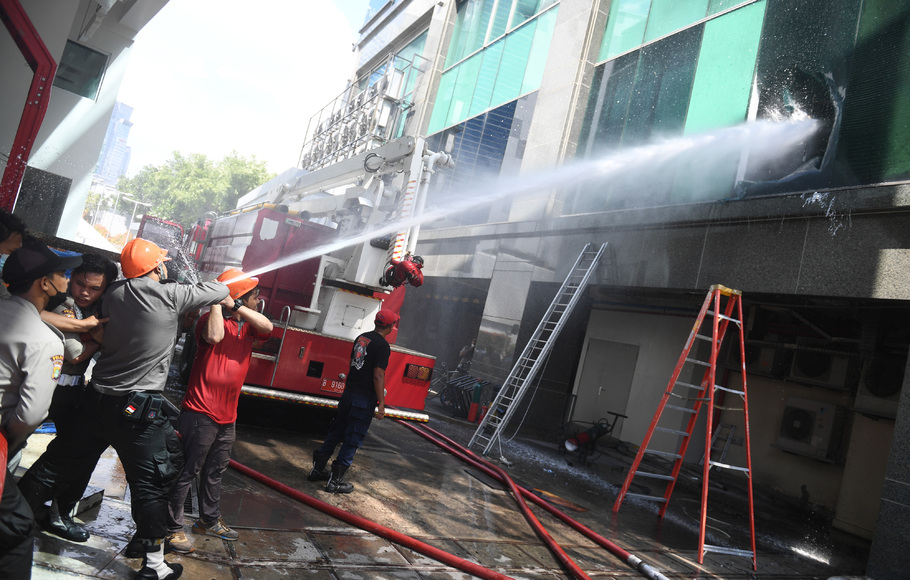 Petugas berusaha memadamkan kebakaran yang terjadi di Gedung Cyber 1, Jakarta, Kamis, 2 Desember 2021.