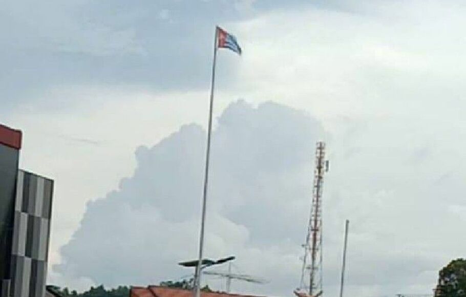 Bendera Bintang Kejora berkibar di halaman GOR Cenderawasih Jayapura, Papua, Rabu, 1 DEsembver 2021.  
