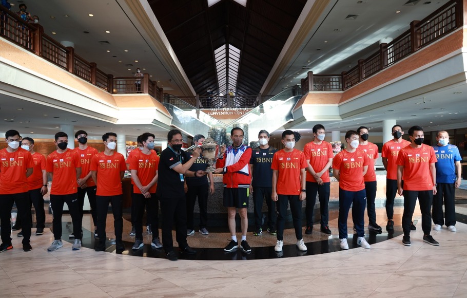 Presiden Joko Widodo memberikan apresiasi kepada tim Piala Thomas di Bali International Convention Center & Westin Resort di Nusa Dua, Bali, Kamis 2 Desember 2021.