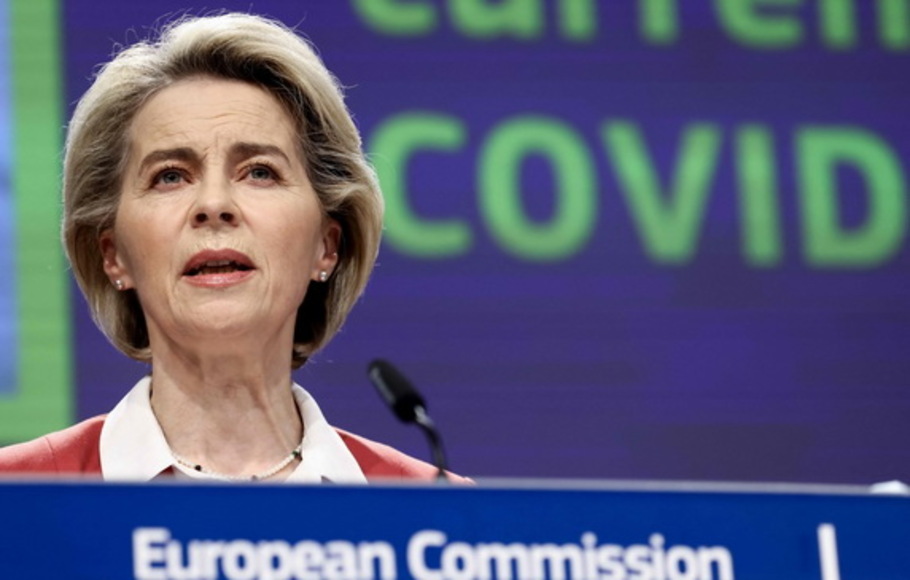 Presiden Komisi Eropa Ursula von der Leyen berbicara dalam konferensi pers tentang Gerbang Global di markas besar Uni Eropa di Brussels, pada  Rabu 1 Desember 2021.