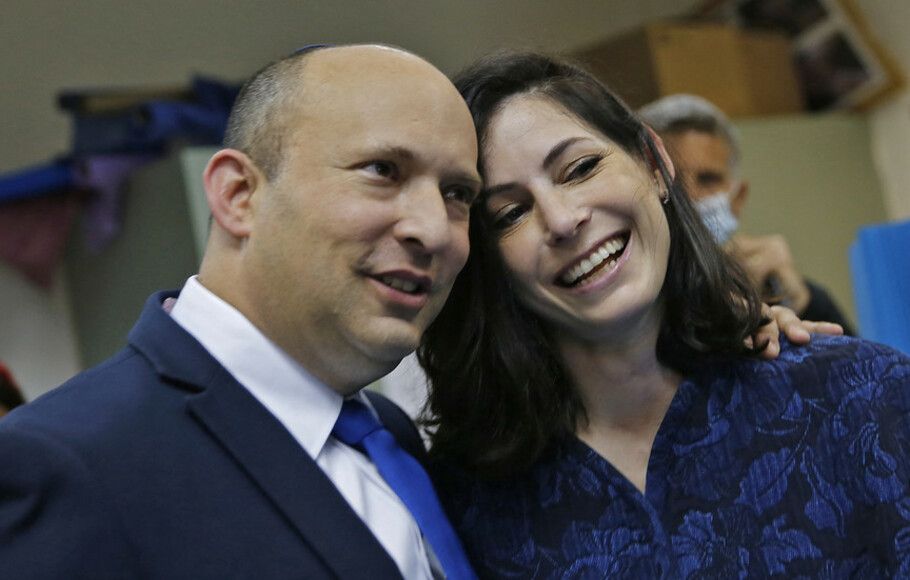 PM Israel Naftali Bennett dengan istrinya, Gilat. 