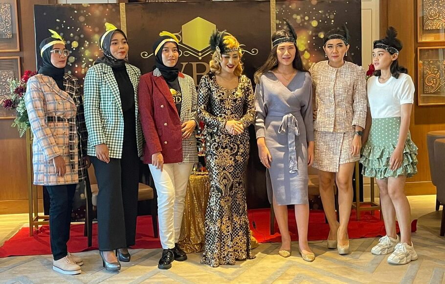 Vita Balqis D (tengah) berfoto bersama seusai peluncuran brand kosmetik dan fashion VBD di Hotel Grand Hyatt Jakarta, Kamis, 2 Desember 2021.