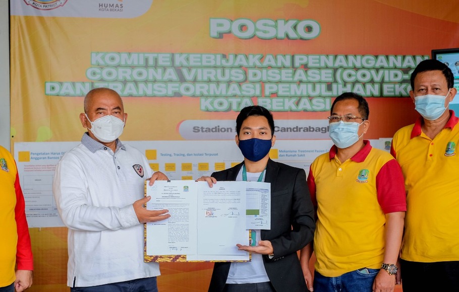 Wali Kota Bekasi, Rahmat Effendi (kedua dari kiri) foto bersama CEO Surplus.id, Muh Agung Saputra (ketiga dari kiri) di Stadion Patriot Chandrabraga, Kota Bekasi, Rabu (1/12/2021) usai penanda tanganan kerja sama. 