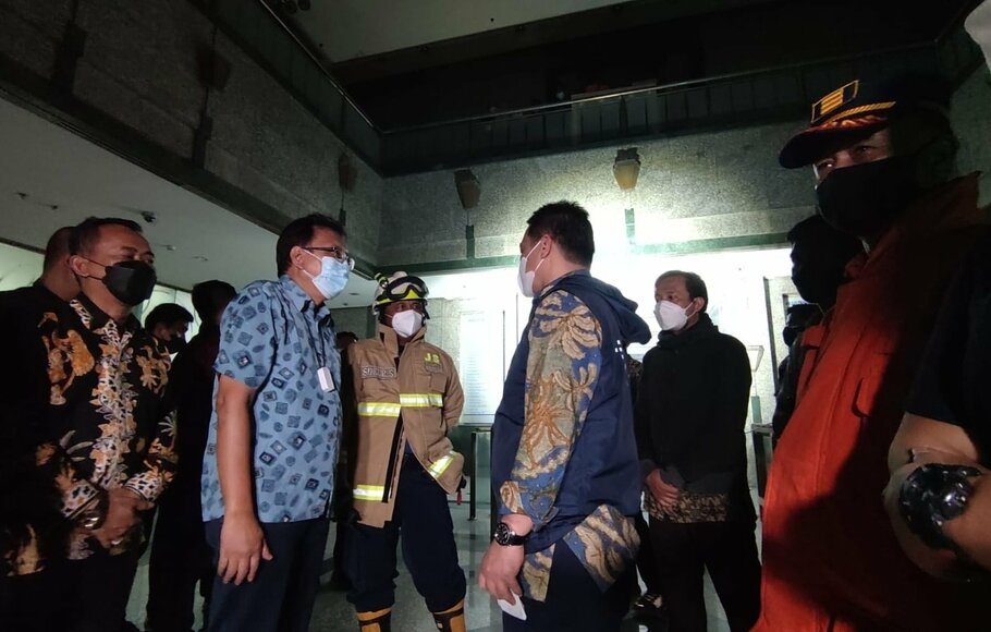 Wakil Gubernur Ahmad Riza Patria saat meninjau kebakaran di Gedung Cyber, Kuningan, Kamis malam, 3 Desember 2021.
