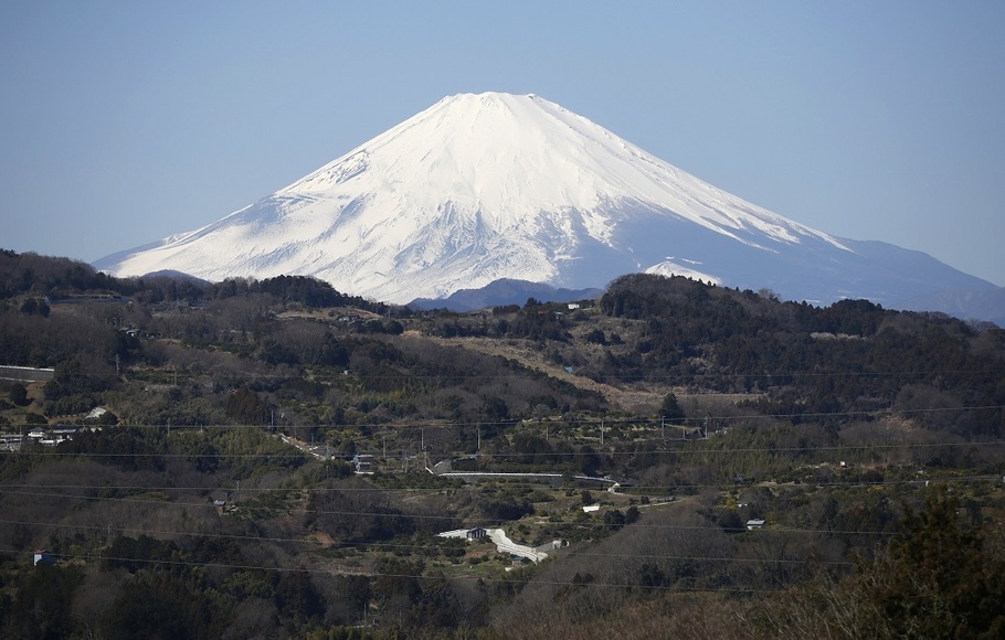 Gunung Fuji Jepang terlihat tertutup salju dari kota Nakai, prefektur Kanagawa, Jepang. 