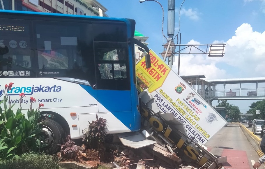Bus Transjakarta menabrak pos lalu lintas di Simpang Pusat Grosir Cililitan (PGC), Jakarta Timur, Kamis, 2 Desember 2021