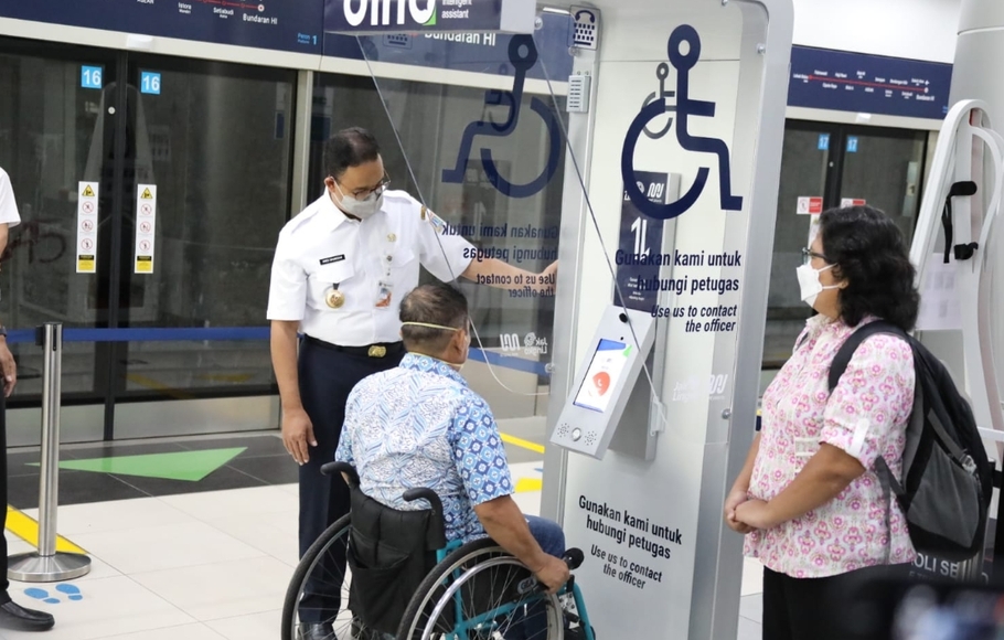 Gubernur DKI Jakarta Anies Baswedan meluncurkan DINA atau Digital Intelligent Assistant,  dalam memfasilitasi penyandang disabilitas, di Stasiun MRT Bundaran Hotel Indonesia, Jakarta Pusat, Jumat, 3 Desember 2021