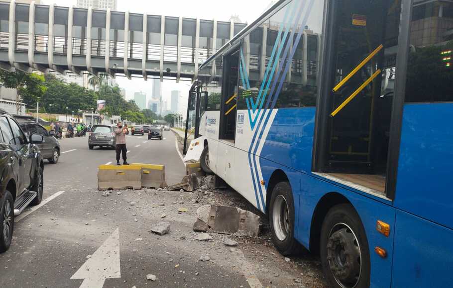 Bus Transjakarta mengalami kecelakaan tunggal di Jalan Jenderal Sudirman, depan Ratu Plaza pada Jumat, 3 Desember 2021.
