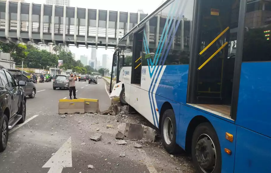 Bus Transjakarta mengalami kecelakaan tunggal di Jalan Jenderal Sudirman, depan Ratu Plaza pada Jumat, 3 Desember 2021.