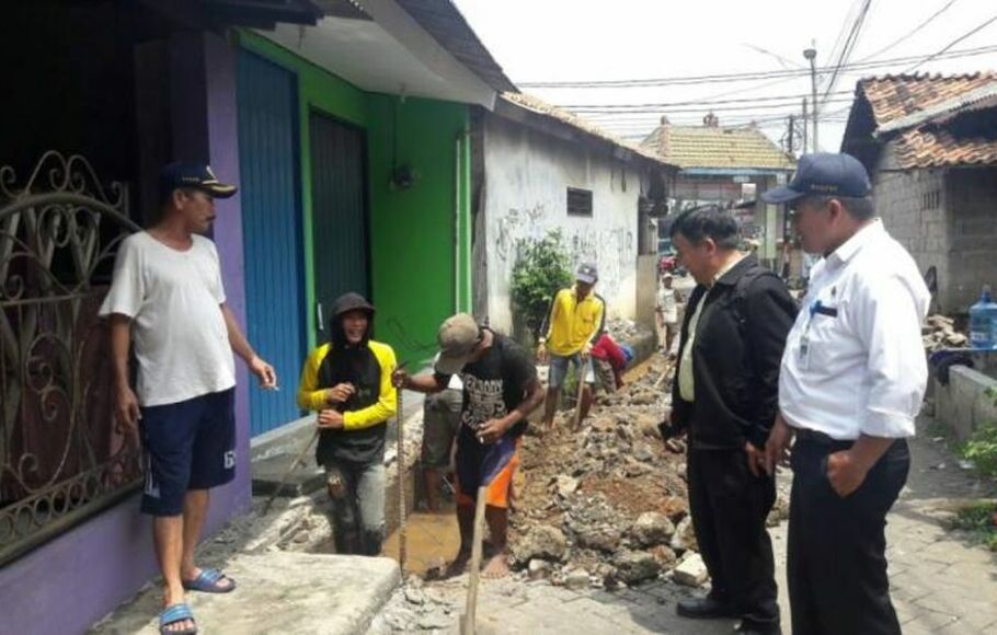 Dinas PUPR Kota Tangerang memperbaiki drainase makro dan kecil untuk mengantisipasi banjir.