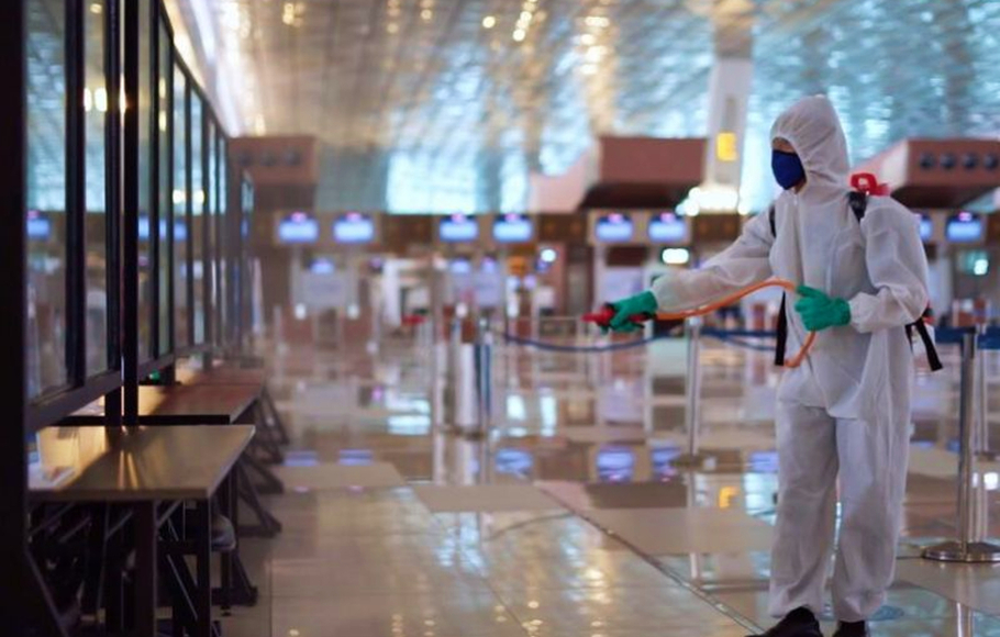 Petugas melakukan sterilisasi fasilitas di Bandara Soekarno-Hatta. 