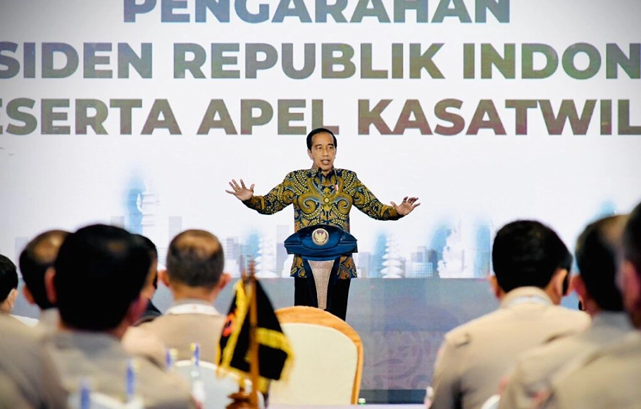 Presiden Joko Widodo memberikan pengarahan kepada Kepala Kesatuan Wilayah (Kasatwil) Tahun 2021 di Candi Ballroom, Hotel The Apurva Kempinski, Kabupaten Badung, Provinsi Bali, Jumat, 3 Desember 2021.