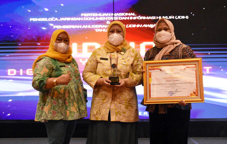 Pemkot Bekasi mendapat penghargaan Jaringan Dokumentasi dan Informasi Hukum Nasional (JDIHN) terbaik Tahun 2021, Kamis, 2 Desember 2021.