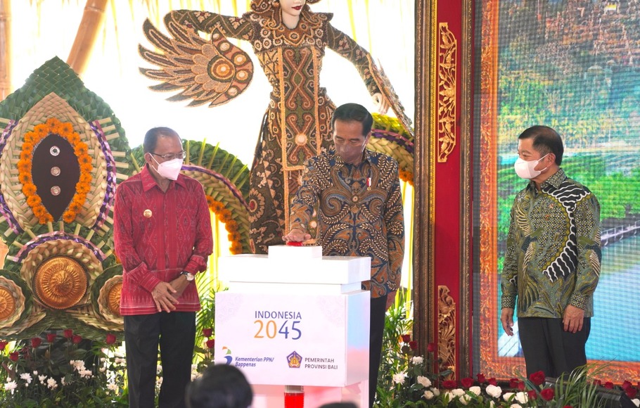 Presiden Joko Widodo (Jokowi) didampingi Menteri PPN/Kepala Bappenas Suharso Monoarfa (kanan) dan Gubernur Bali I Wayan Koster meluncurkan Peta Jalan Ekonomi Kerthi Bali Menuju Bali Era Baru: Hijau, Tangguh, dan Sejahtera di Bali Jumat 3 Desember 2021.
