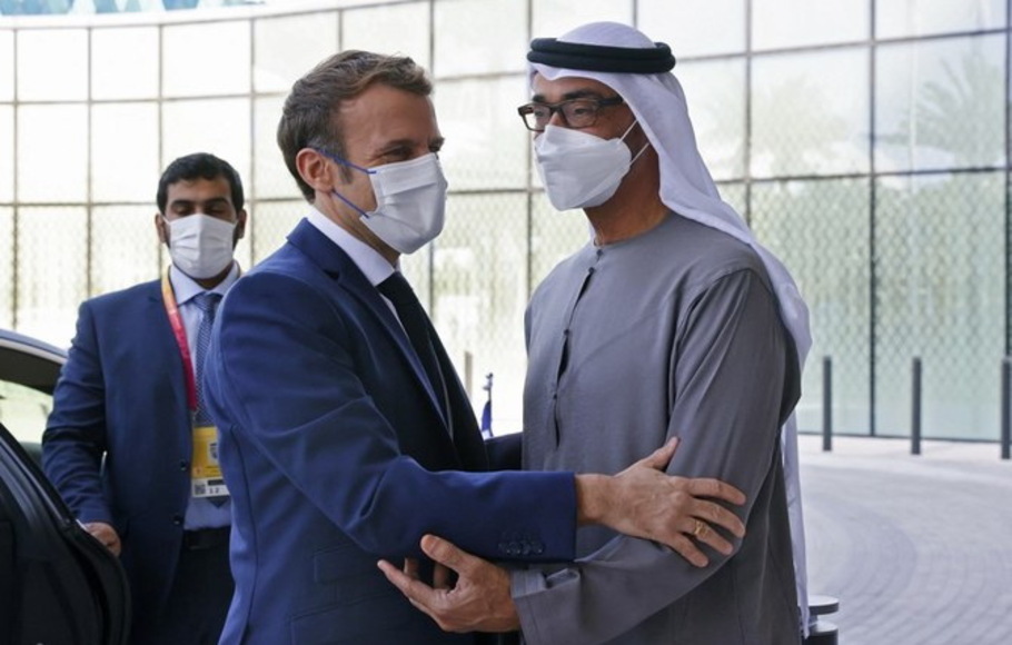 Presiden Prancis Emmanuel Macron (kiri) disambut oleh Putra Mahkota Abu Dhabi Mohammed bin Zayed Al-Nahyan di Dubai Expo pada hari pertama tur Teluknya pada 3 Desember 2021. 