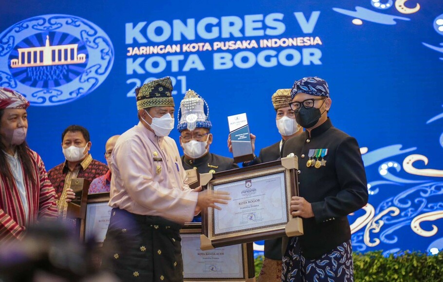 Wali Kota Bogor Bima Arya (kanan) terpilih sebagai Ketua Presidium Jaringan Kota Pusaka Indonesia (JKPI) periode 2021-2024 pada Kongres V JKPI, di Kota Bogor, Jumat 3 Desember 2021.