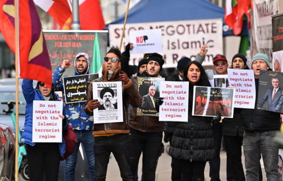Orang-orang Iran  yang dalam pengasingan dan pendukung monarki meneriakkan slogan-slogan saat demonstrasi di dekat istana Coburg selama pertemuan Rencana Aksi Komprehensif Gabungan (JCPOA) di Wina, Austria  pada Jumat 3 Desember 2021. 