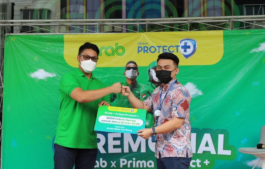 Prima Protect Plus, produk sanitasi dari OT Group melakukan pembagian 5.000 paket sanitasi berupa fabric mist kepada para mitra driver Grab. Kerja sama bertajuk “Grab Rainy Season” ini dilakukan di sejumlah daerah operasional Grab yang tersebar di Sumatera, Jawa Barat, dan Jawa Tengah selama bulan November dan Desember 2021. 