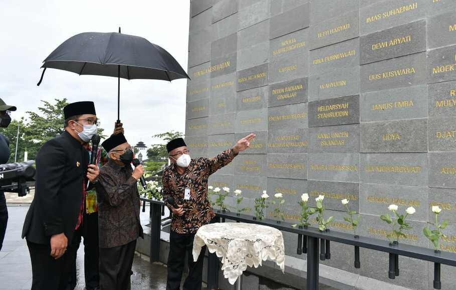 Wakil Presiden Ma'ruf Amin (kedua kiri) didampingi Gubernur Jawa Barat Ridwan Kamil (kiri) meninjau Monumen Pahlawan Covid-19 Jawa Barat di Bandung, Jawa Barat, Sabtu, 4 Desember 2021.