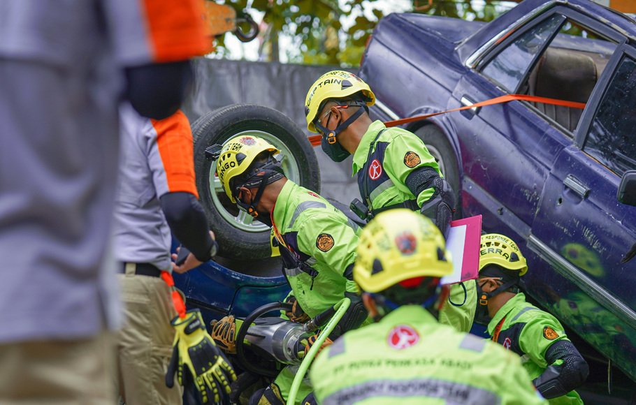Tim Emergency Respons Team (ERT) PT Putra Perkasa Abadi (PT PPA) saat berkompetisi dalam ajang 7th Indonesia Fire and Rescue Competition (IFRC) tahun 2021 pada kategori Road Accident Rescue.