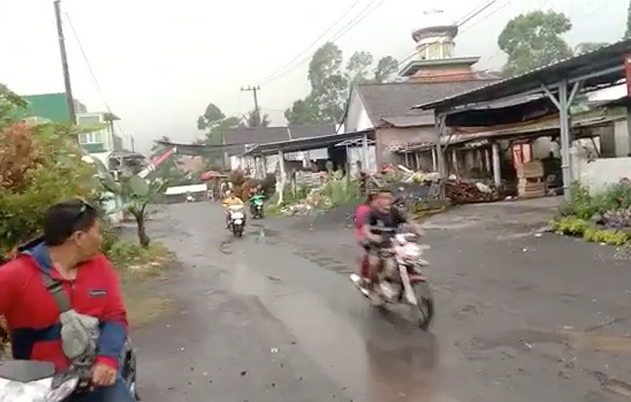 Evakuasi mandiri oleh masyarakat ketika erupsi semeru terjadi di Kabupaten Lumajang, Jawa Timur, Sabtu, 4 Desember 2021.