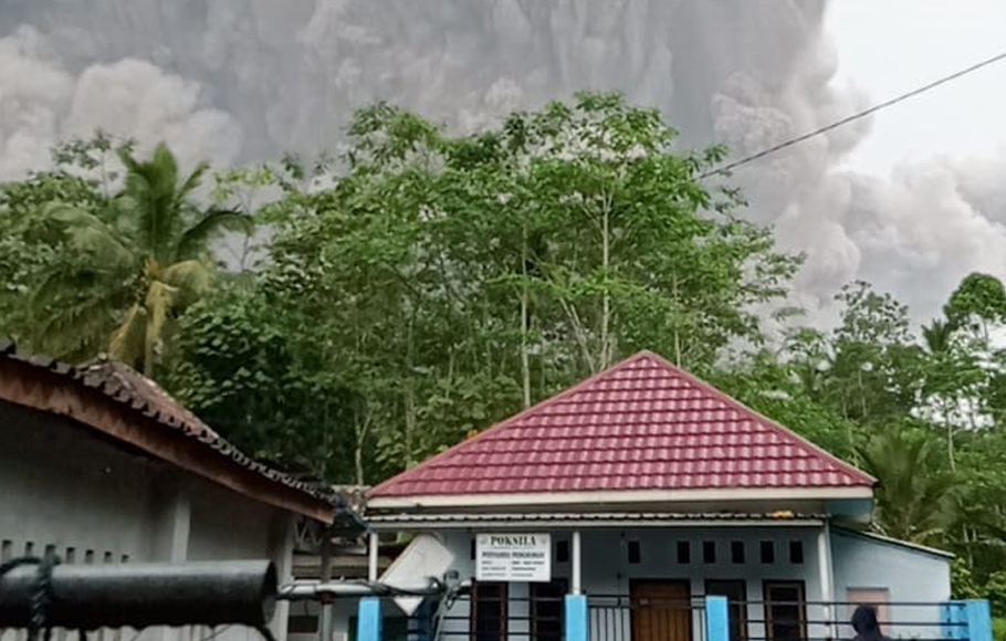 Erupsi Gunung Semeru di Kabupaten Lumajang, Jawa Timur, Sabtu, 4 Desember 2021.