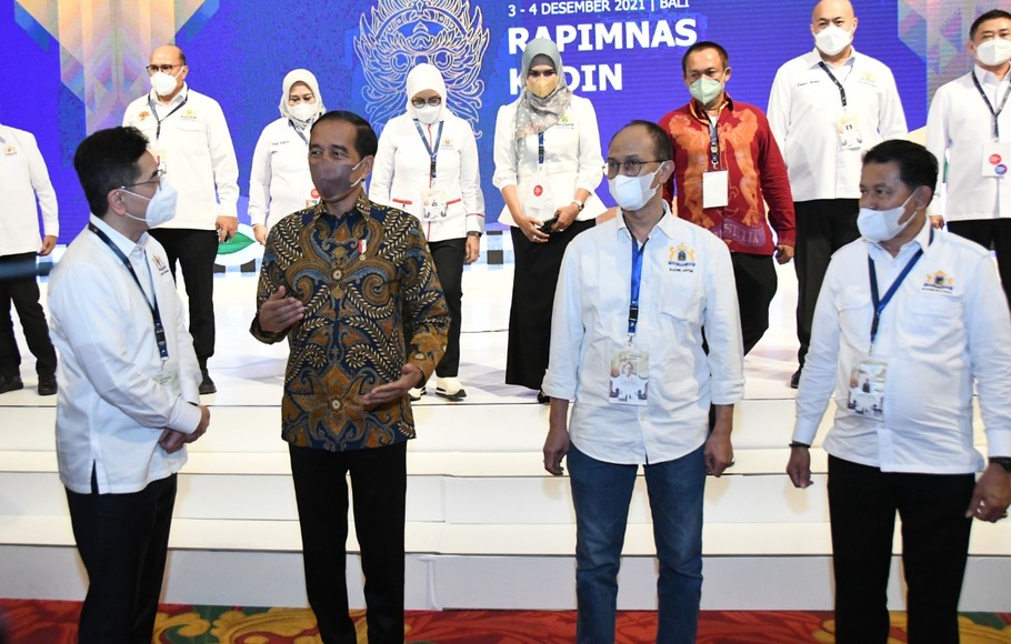 Presiden Joko Widodo (Jokowi) didampingi Ketua Umum Kadin Arsjad Rasjid (kiri) pada Rapimnas Kadin di Nusa Dua Bali Jumat 3 Desember 2021. 