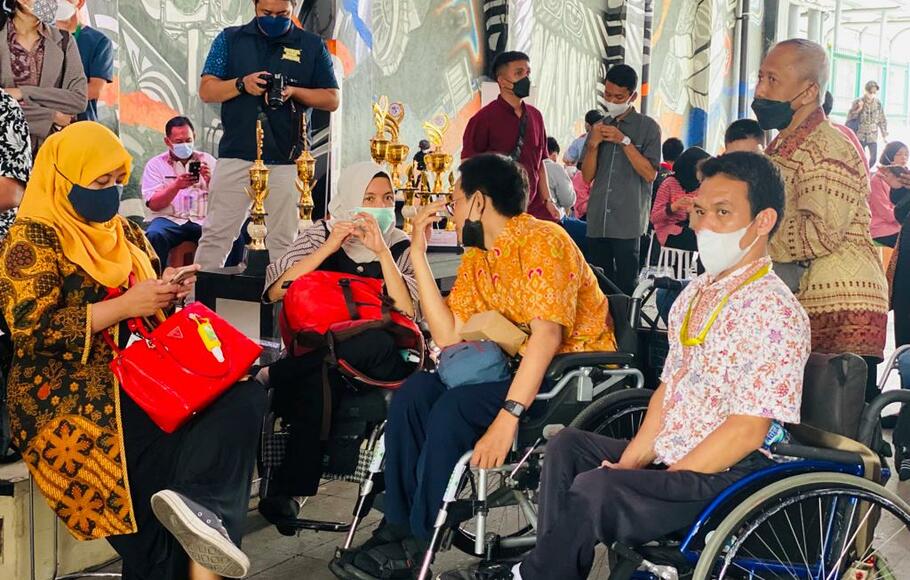 Para penyandang disabilitas mengikuti diskusi yang digelar Baznas BAZIS DKI di pelataran Cofee & Tea Difabis di Terowongan Kendal, Sudirman, Jakarta Pusat, Jumat, 3 November 2021.