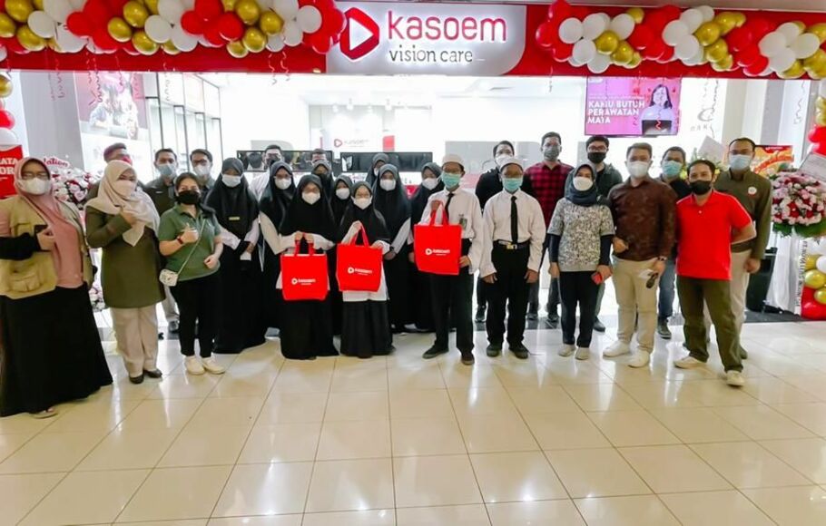 Kasoem Vision Care memberikan bantuan pemeriksaan mata lengkap kepada 300 siswa-siswi Pesantren Al-Umm Aswaja, dan memberikan kaca mata gratis jika memang ada gangguan penglihatan di Botani Square Mall, Sabtu, 4 Desember 2021. 