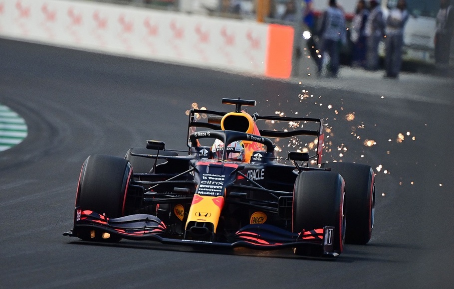 Pembalap Red Bull asal Belanda, Max Verstappen di sesi latihan ketiga Grand Prix Formula Satu Arab Saudi di Sirkuit Jeddah, 4 Desember 2021.