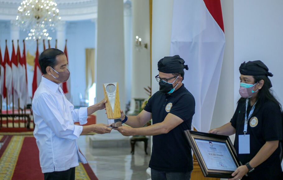 Kongres V Jaringan Kota Pusaka Indonesia ditutup dengan penyerahan penghargaan kepada Presiden Joko Widodo di Istana Bogor, Sabtu, 4 Desember 2021.