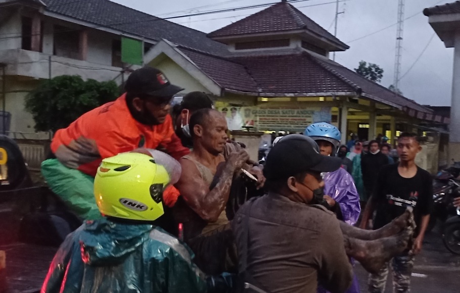 Petugas mengevakuasi warga terdampak erupsi Gunung Semeru di Sumberwuluh, Lumajang, Jawa Timur, Sabtu, 4 Desember 2021.