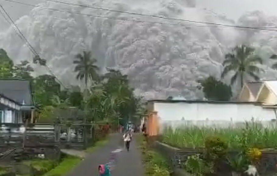 Warga berlarian saat erupsi Gunung Merapi, Sabtu 4 Desember 2021.