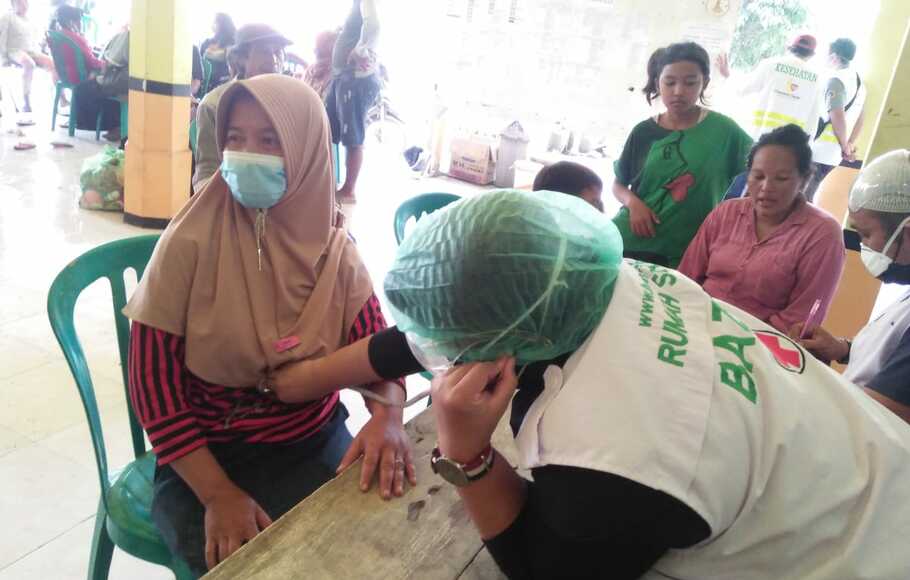 Pos kesehatan di Balai Desa Sumber Wuluh, Candipuro, Lumajang, melayani korban letusan Gunung Sameru
