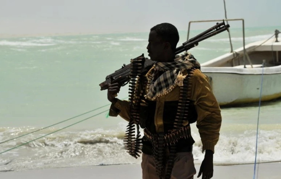 Seorang Somalia, sebagian milisi bersenjata, sebagian bajak laut, membawa senjata kaliber besar di pantai kota Hobyo, Somalia tengah pada 20 Agustus 2010.