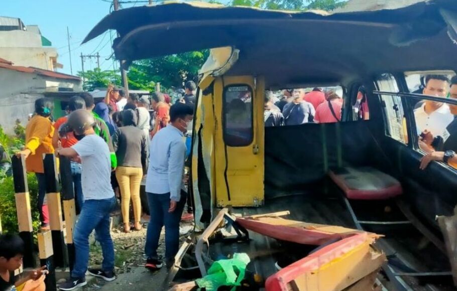 Kereta api menabrak  mobil angkot nomor 123 di perlintasan kereta api Jalan Sekip Kota Medan, Sabtu, 4 Desember 2021.  