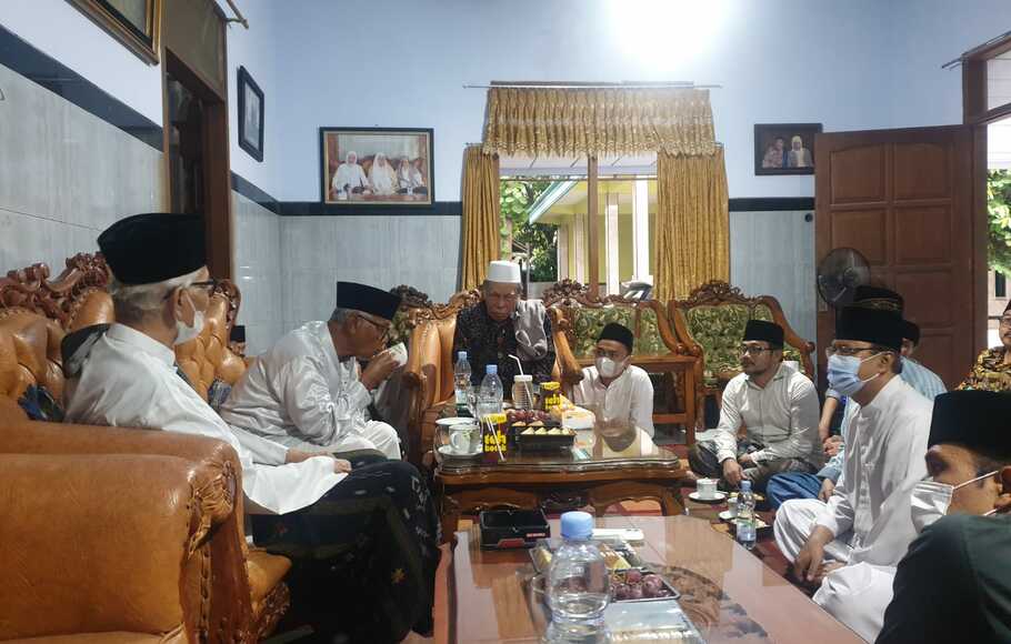 Silaturahmi bersama Rais Aam serta sejumlah kiai sepuh di Dalem KH Nurul Huda Djazuli, Ploso, Kediri, Minggu 5 Desember 2021.