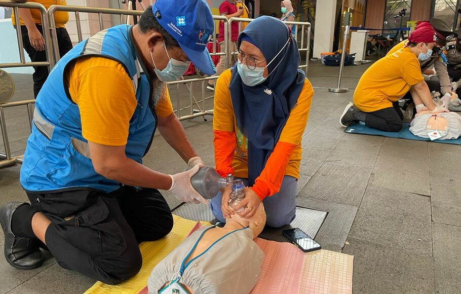 Komunitas Relawan Emargensi Kesehatan Indonesia (KREKI) menggelar pelatihan bantuan hidup dasar (BHD) bagi masyarakat awam, di Summarecon Mall, Bekasi, Minggu (5/12/2021).