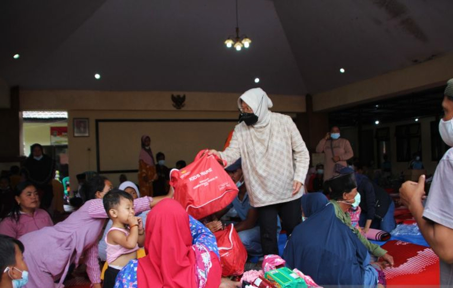 Mensos Tri Rismaharini saat mengunjungi pengungusi terdampak erupsi Gunung Semeru di Kantor Kecamatan Candipuro, Kab. Lumajang, Jawa Timur, Minggu 5 Desember 2021.