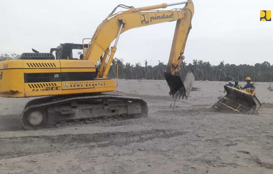 Alat berat membantu penanganan darurat bencana erupsi Gunung Semeru di Kabupaten Lumajang.