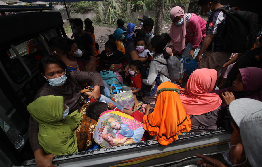 Warga yang terdampak abu vulkanik dari guguran lahar panas Gunung Semeru menunggu dievakuasi di Desa Kamar Kajang, Lumajang, Jawa Timur, Minggu 5 Desember 2021. 