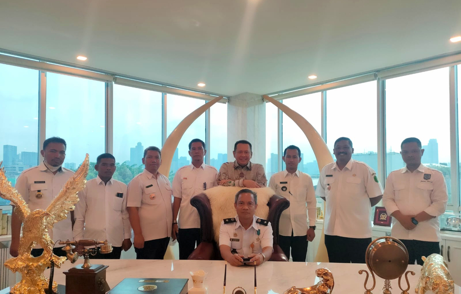 Jajaran Asosiasi Pemerintahan Desa Seluruh Indonesia (Apdesi) bersama Ketua MPR Bambang Soesatyo.