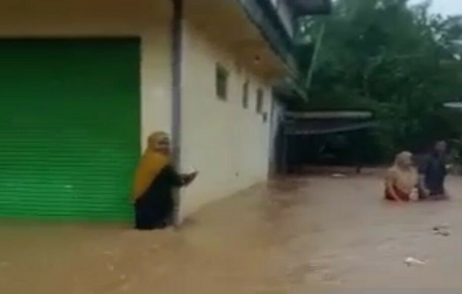 Kondisi banjir di Pulau Kangean, Kecamatan Arjasa, Sumenep, Madura, Jawa Timur, Minggu, 5 Desember 2021.
