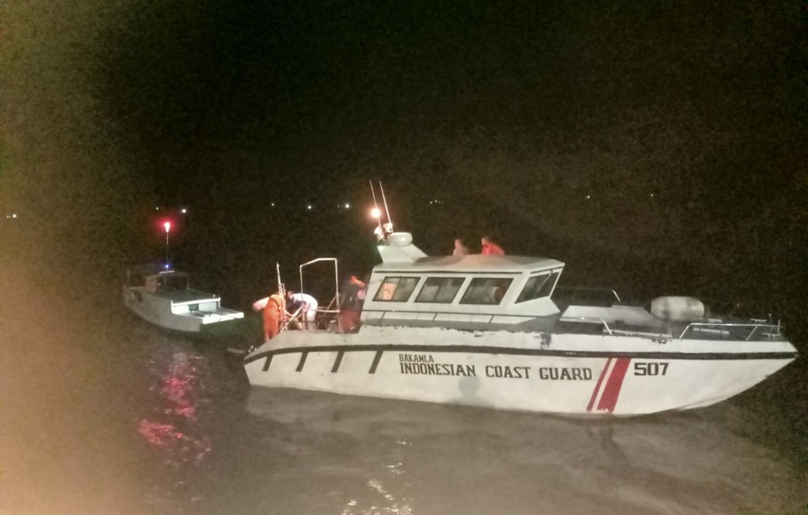 Bakamla dan tim SAR gabungan berhasil mengevakuasi longboat yang mati mesin di Tanjung Tamedan, Tual, Maluku, Minggu, 5 Desember 2021.
