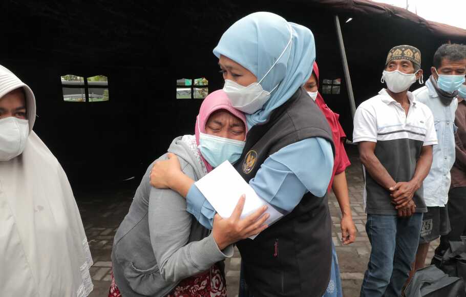 Gubernur Jawa Timur Khofifah Indar Parawansa bersama korban erupsi Gunung Semeru, Minggu, 5 Desember 2021.
